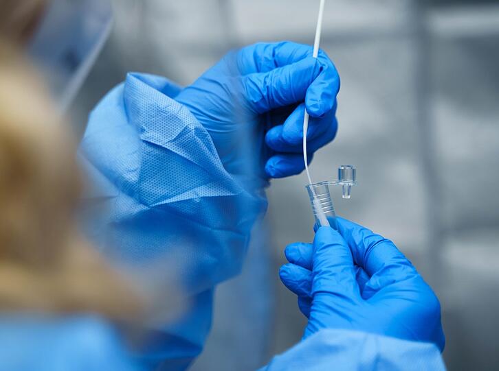 Eine Mitarbeiterin eines Testzentrums wertet einen Corona-Test aus. Neben vielen ehrlichen Einrichtungen wittern Kriminelle ein Geschäft.