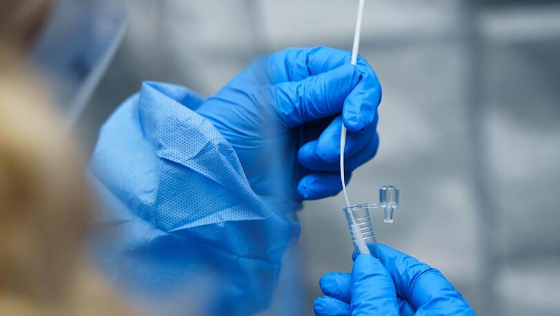 Eine Mitarbeiterin eines Testzentrums wertet einen Corona-Test aus. Neben vielen ehrlichen Einrichtungen wittern Kriminelle ein Geschäft.