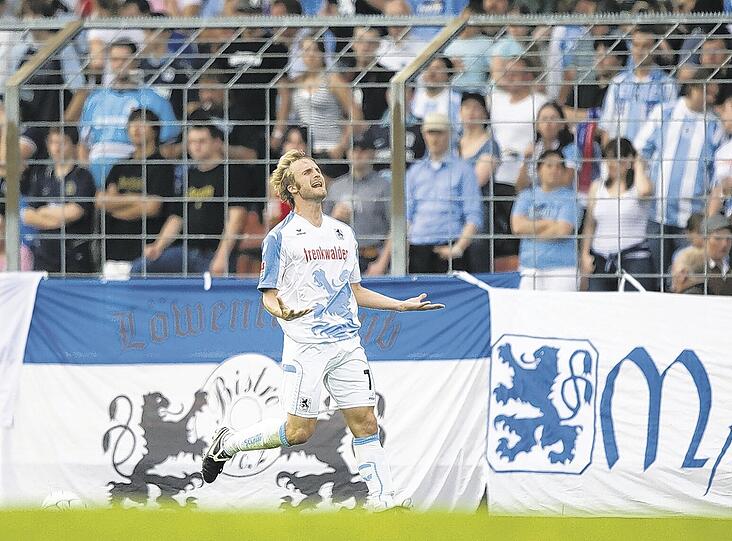 Ein Löwe im Löwen-Trikot im Löwen-Käfig: Daniel Bierofka könnte in der Heimat ruhig etwas glücklicher schauen. Foto. Rauchensteiner/Augenklick