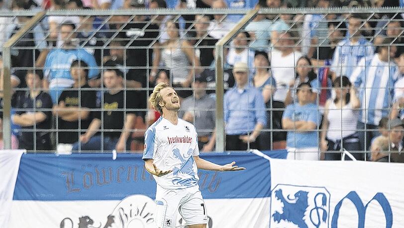 Ein Löwe im Löwen-Trikot im Löwen-Käfig: Daniel Bierofka könnte in der Heimat ruhig etwas glücklicher schauen. Foto. Rauchensteiner/Augenklick Ein Löwe im Löwen-Trikot im Löwen-Käfig: Daniel Bierofka könnte in der Heimat ruhig etwas glücklicher schauen. Foto. Rauchensteiner/Augenklick