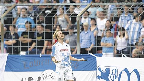 Ein Löwe im Löwen-Trikot im Löwen-Käfig: Daniel Bierofka könnte in der Heimat ruhig etwas glücklicher schauen. Foto. Rauchensteiner/Augenklick