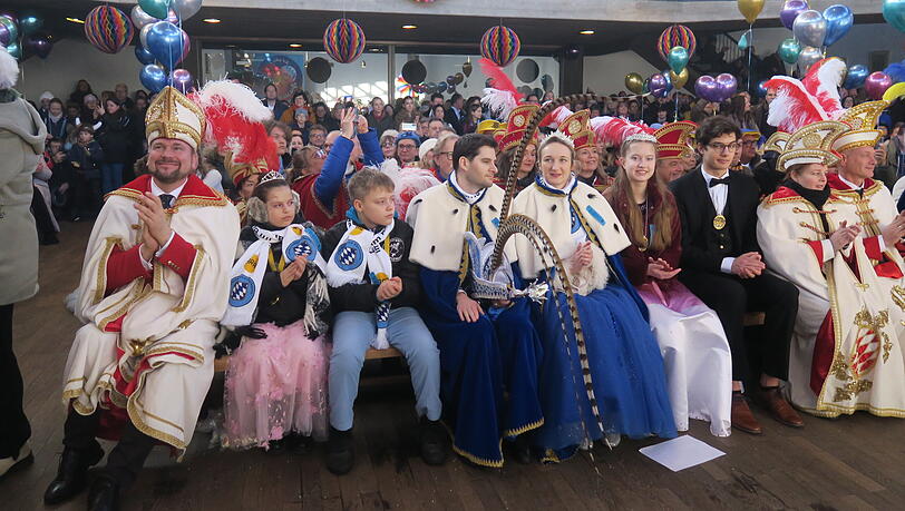 Beste Stimmung in der Nazarethkirche in Bogenhausen: Narrhalla-Pr&auml;sident Matthias Stolz (l.) schunkelt mit Prinzen und Prinzessinnen.