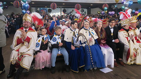 Beste Stimmung in der Nazarethkirche in Bogenhausen: Narrhalla-Pr&auml;sident Matthias Stolz (l.) schunkelt mit Prinzen und Prinzessinnen.