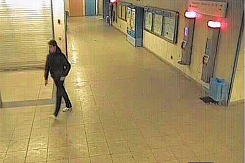 Mit diesem Foto aus der Überwachungskamera fahndete die Polizei nach dem Täter.