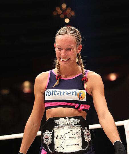 Kam kaum ins Schwitzen im Circus Krone: Kickbox-Weltmeisterin Christine Theiss nach ihrem Sieg gegen Martina Müllerova. Hier gibts die besten Bilder vom Fight zum Durchklicken!