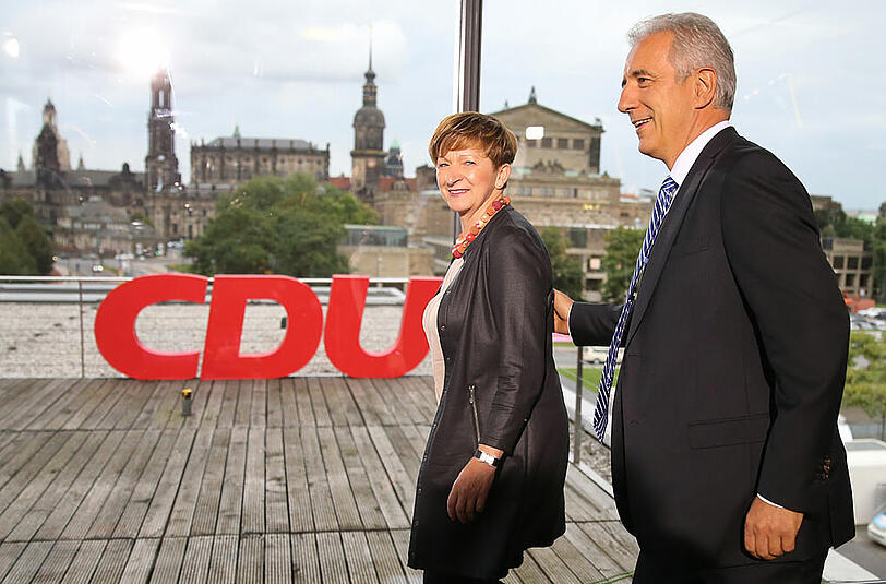 Der Spitzenkandidat der sächsischen CDU für die Landtagswahl, Ministerpräsident Stanislaw Tillich und seine Frau Veronika treten am 31.08.2014 in Dresden (Sachsen) nach den ersten Ergebnissen vor Parteianhängern auf.