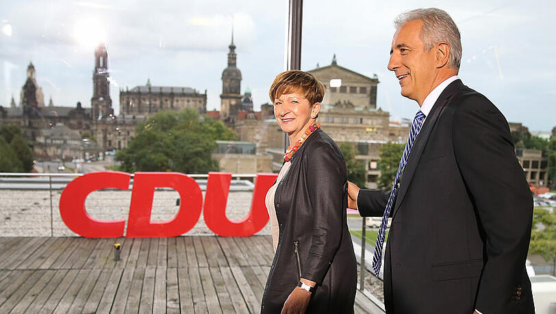 Der Spitzenkandidat der sächsischen CDU für die Landtagswahl, Ministerpräsident Stanislaw Tillich und seine Frau Veronika treten am 31.08.2014 in Dresden (Sachsen) nach den ersten Ergebnissen vor Parteianhängern auf.