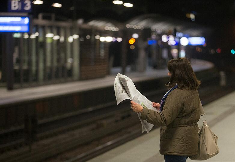 Tausenden Zug-Reisende schauen am Wochenende wieder in die Röhre. Ein probates Mittel gegen das Warten auf die Bahn: Zeitung lesen.