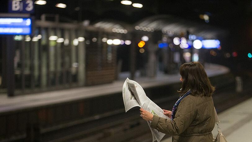 Tausenden Zug-Reisende schauen am Wochenende wieder in die Röhre. Ein probates Mittel gegen das Warten auf die Bahn: Zeitung lesen. Tausenden Zug-Reisende schauen am Wochenende wieder in die Röhre. Ein probates Mittel gegen das Warten auf die Bahn: Zeitung lesen.