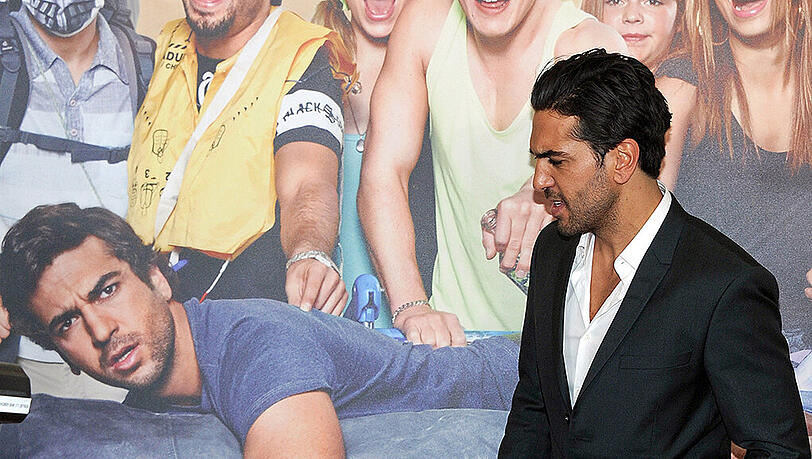 Elyas M'Barek ist der Mädchenschwarm schlechthin. In Nürnberg musste ein Auftritt abgesagt hatten, weil sich zu viele Fans auf zu engem Raum drängten. Elyas M'Barek ist der Mädchenschwarm schlechthin. In Nürnberg musste ein Auftritt abgesagt hatten, weil sich zu viele Fans auf zu engem Raum drängten.