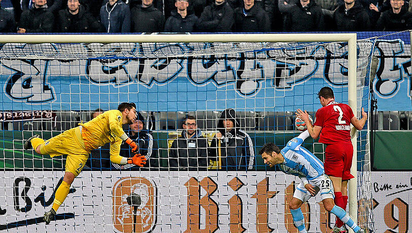Stefan Ortega - Note 3: Vertrat Eicher wieder im Pokal, dort erstmals geschlagen. Der 23-Jährige war nach dem Hand-Tor zum 0:2 kaum mehr zu beruhigen, stemmte sich gegen die Niederlage. Stefan Ortega - Note 3: Vertrat Eicher wieder im Pokal, dort erstmals geschlagen. Der 23-Jährige war nach dem Hand-Tor zum 0:2 kaum mehr zu beruhigen, stemmte sich gegen die Niederlage.