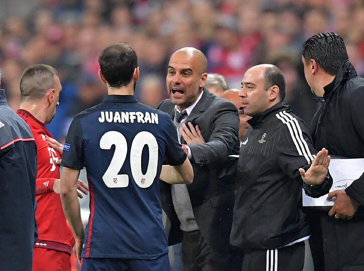 Nach dem Hickhack zwischen Lewandowski und Juanfran versucht zunächst Pep Guardiola die Streitparteien zu beruhigen.