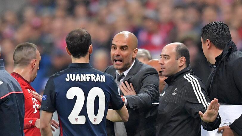 Nach dem Hickhack zwischen Lewandowski und Juanfran versucht zunächst Pep Guardiola die Streitparteien zu beruhigen. Nach dem Hickhack zwischen Lewandowski und Juanfran versucht zunächst Pep Guardiola die Streitparteien zu beruhigen.