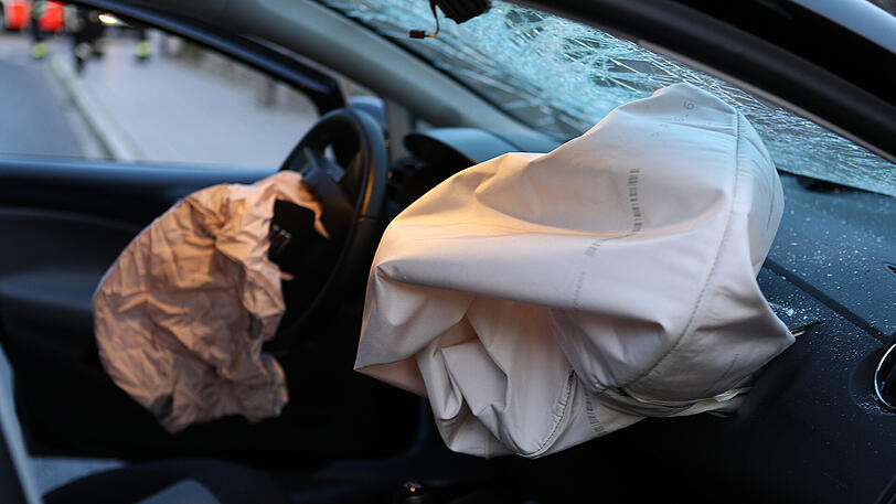 Der Pkw kam von der Straße ab und erfasste eine Familie auf dem Gehsteig. Zuvor wurde der Fahrer von einer Biene gestochen.
