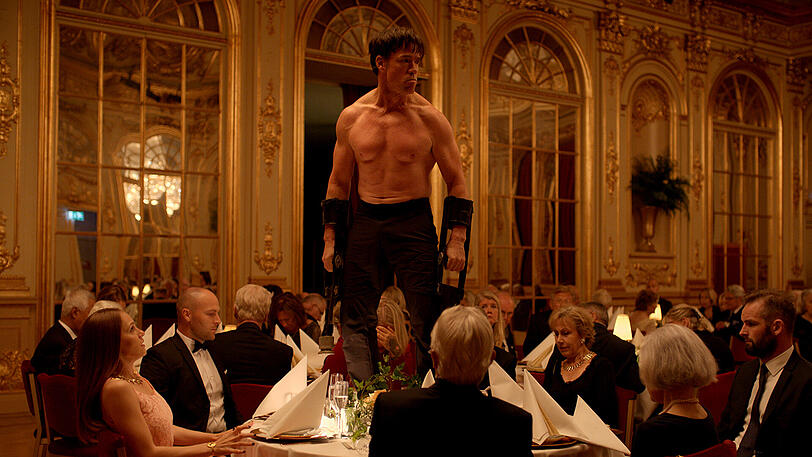 Entlarvende Grenzüberschreitung: Terry Notary als Affenmensch in einer Kunst-Performance vor Museums-Sponsoren.