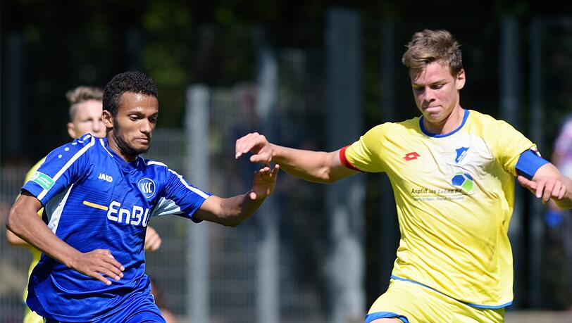 Soll schon bald offiziell ein Löwe sein: Innenverteidiger Simon Lorenz, hier im Trikot der TSG Hoffenheim gegen Karlsruhes Aron Viventi. Soll schon bald offiziell ein Löwe sein: Innenverteidiger Simon Lorenz, hier im Trikot der TSG Hoffenheim gegen Karlsruhes Aron Viventi.