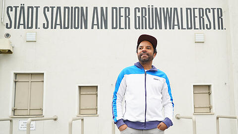 Simon Pearce: Der 37-Jährige kommt aus Puchheim. Er ist Comedian, Schauspieler, Synchronsprecher &ndash; und leidenschaftlicher Fan des TSV 1860.