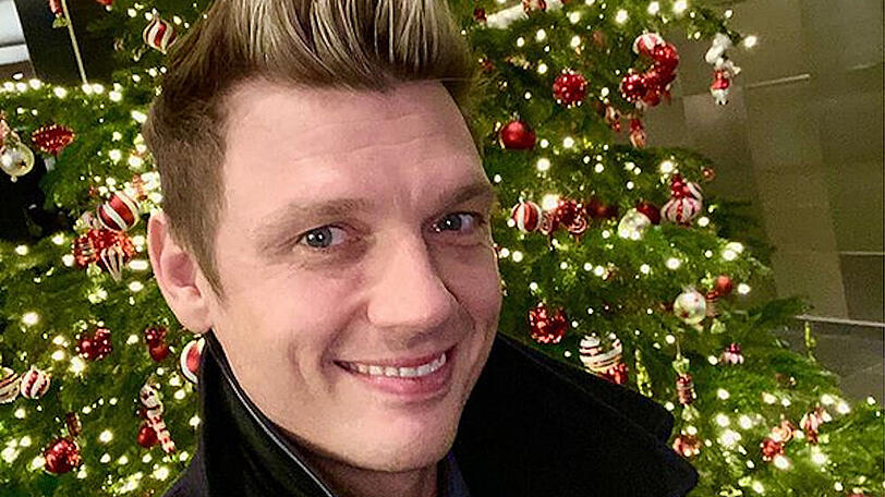 Sänger Nick Carter vor einem Weihnachtsbaum in Deutschland