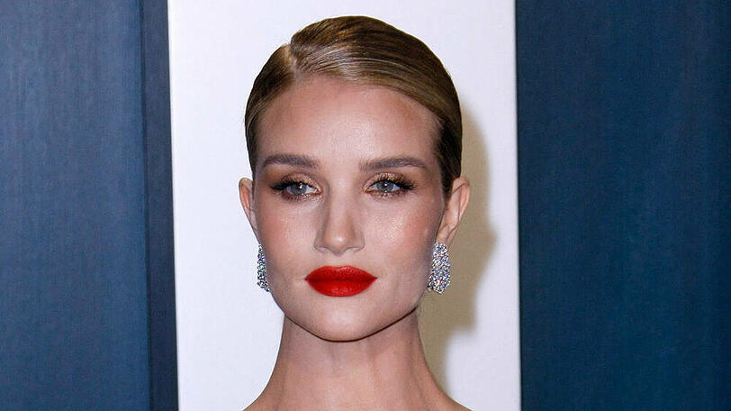 Rosie Huntington-Whiteley mit strengem Dutt im Sleek-Look
