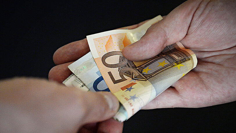 Die Verkäuferin nahm das Geld an, ohne es erneut nachzuzählen. (Symbolbild) Die Verkäuferin nahm das Geld an, ohne es erneut nachzuzählen. (Symbolbild)