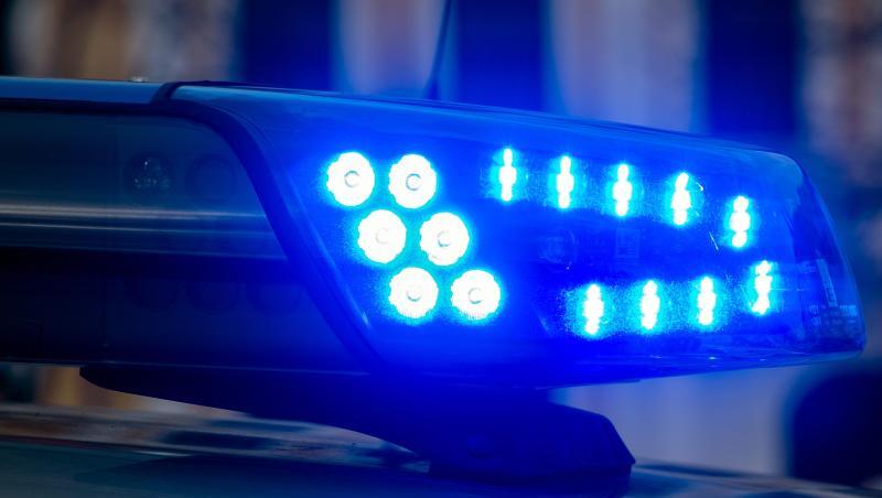 Ein Blaulicht der Polizei: 31 Jahre nach dem Mord an einer jungen Mutter im Sauerland ist der mutmaßliche Täter in Griechenland entdeckt worden. Ein Blaulicht der Polizei: 31 Jahre nach dem Mord an einer jungen Mutter im Sauerland ist der mutmaßliche Täter in Griechenland entdeckt worden.