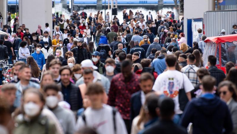 Menschen auf einer Fußgängerzone in München: Der Anteil der Corona-Varianten beträgt in Deutschland 2,1 Prozent.