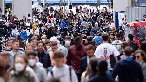Menschen auf einer Fußgängerzone in München: Der Anteil der Corona-Varianten beträgt in Deutschland 2,1 Prozent.