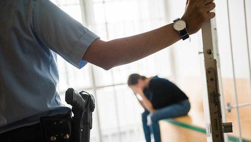 Nach Flaschenwürfen gegen Beamte der Bundespolizei droht einer 34-jährigen eine Anzeige. (Symbolbild)