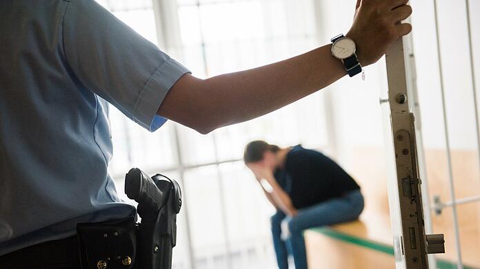 Nach Flaschenwürfen gegen Beamte der Bundespolizei droht einer 34-jährigen eine Anzeige. (Symbolbild)