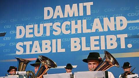 Vor dem offiziellen Wahlkampfabschluss der Union in der Festhalle am Nockherberg spielt eine Trachtenkapelle.