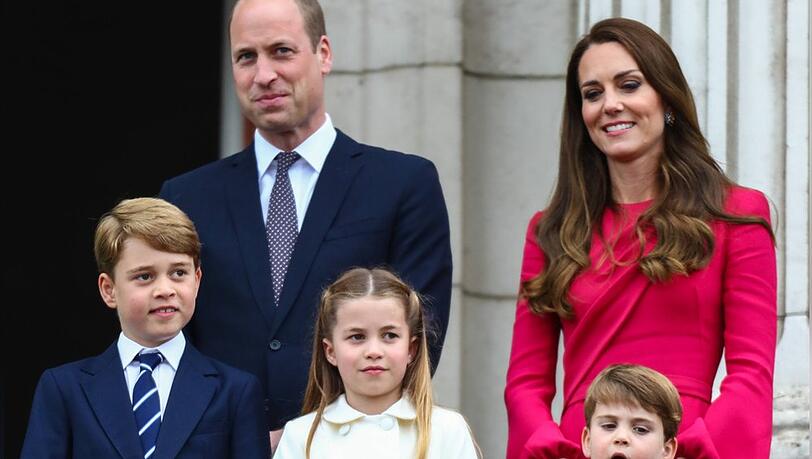 Prinzessin Charlotte neben ihrem älteren Bruder Prinz George im Kreis ihrer Familie.
