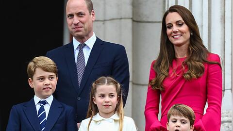 Prinzessin Charlotte neben ihrem älteren Bruder Prinz George im Kreis ihrer Familie.