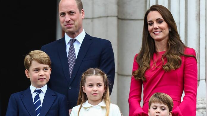 Prinzessin Charlotte neben ihrem älteren Bruder Prinz George im Kreis ihrer Familie.