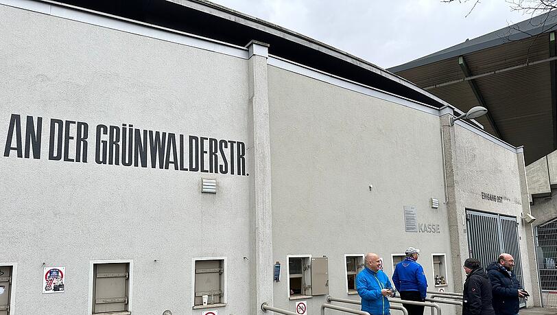 Ungewohntes Bild am Grünwalder Stadion: Kurzentschlossene Fans können noch Tickets kaufen.