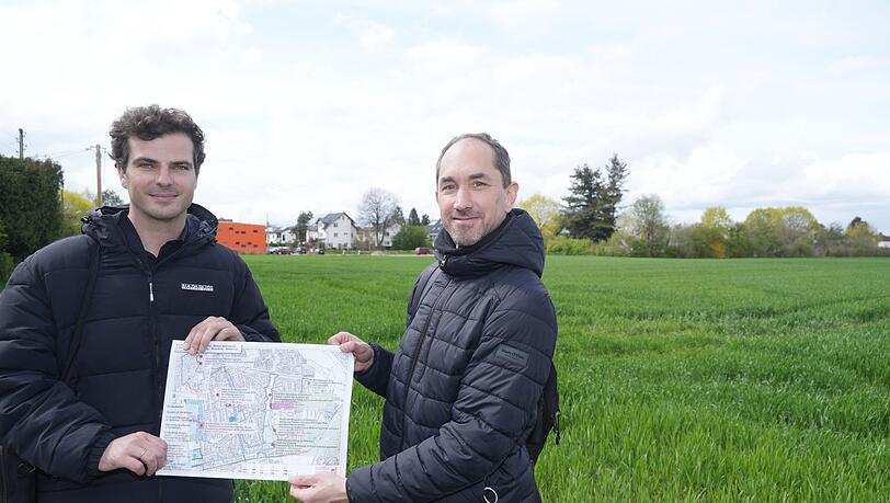 Die Stadtplaner Andreas Kacinari (l.) und Jan Strohner mit ihrem Plan für das neue Wohngebiet. Die Stadtplaner Andreas Kacinari (l.) und Jan Strohner mit ihrem Plan für das neue Wohngebiet.