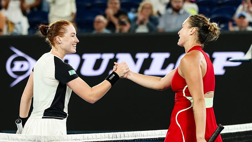 Ella Seidel (l) musste sich in Melbourne gegen Titelverteidigerin Aryna Sabalenka geschlagen geben.