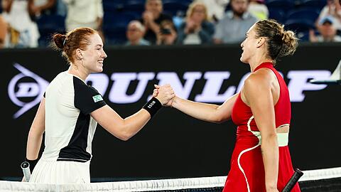 Ella Seidel (l) musste sich in Melbourne gegen Titelverteidigerin Aryna Sabalenka geschlagen geben.