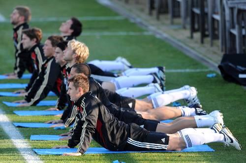 Strecken für den Erfolg:Die deutsche Nationalmannschaft beim Training für das Testspiel gegen England.