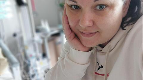 Die M&uuml;nchnerin Simone Brugger pflegt ihren zehnj&auml;hrigen Sohn seit Jahren. Die geplanten Einschnitte in der Gesundheitsversorgung machen ihr Angst.