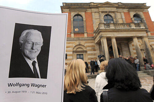 Auch vor dem Festspielhaus erwiesen Hunderte von Bayreuthern dem Intendanten Wolfgang Wagner die letzte Ehre.