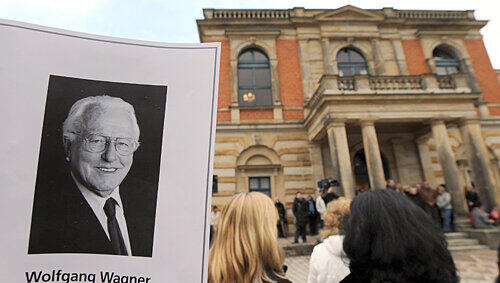 Auch vor dem Festspielhaus erwiesen Hunderte von Bayreuthern dem Intendanten Wolfgang Wagner die letzte Ehre. Auch vor dem Festspielhaus erwiesen Hunderte von Bayreuthern dem Intendanten Wolfgang Wagner die letzte Ehre.