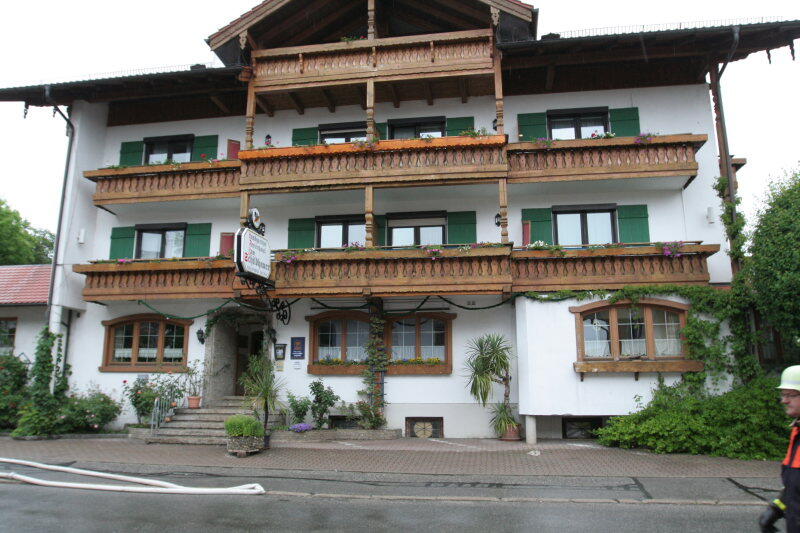 Am frühen Samstagmorgen brannte es in einem Landgasthof im Landkreis Rosenheim. Die Urlausbsgäste mussten in Sicherheit gebracht werden - verletzt wurde niemand.