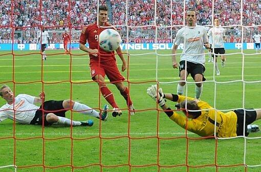10. September, 16:37 Uhr, Mario Gomez: Das 4:0 - nach herrlicher Vorarbeit von Ribery - schiebt Bayerns Goalgetter nur noch ein.