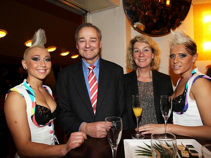 Landwirtschaftminister Brunner mit Ehefrau und Artisten der Trupp Bingo