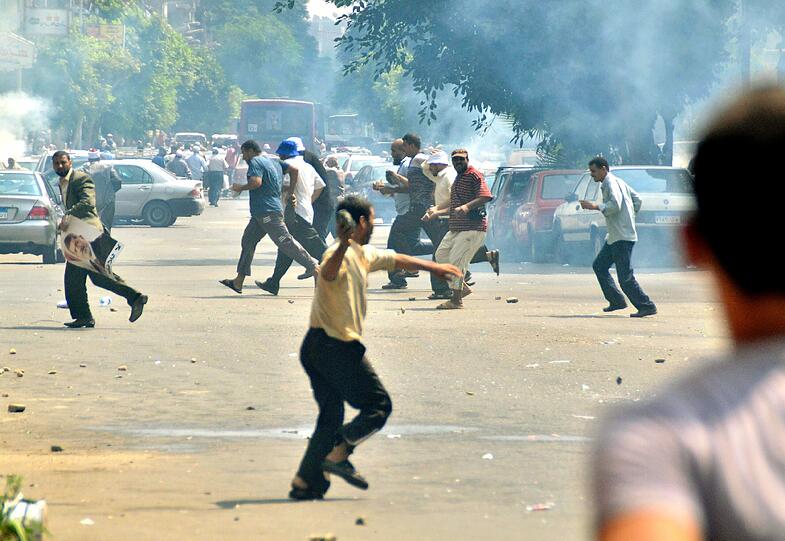 Unruhen in Kairo: Augenzeugen berichteten, die Polizei habe Tränengas-Granaten und Gummigeschosse abgefeuert.