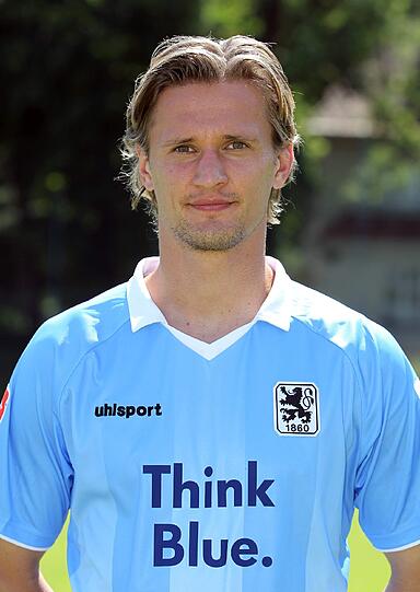 KAI BÜLOW: NOTE 4.
Hatte in der zweiten Halbzeit einmal Glück, dass sein Fehlpass keine Konsequenzen nach sich zog. Beim Gegentor zu weit weg. Gegen Dortmund wird er mehr zu tun bekommen. Er wird sich steigern müssen.