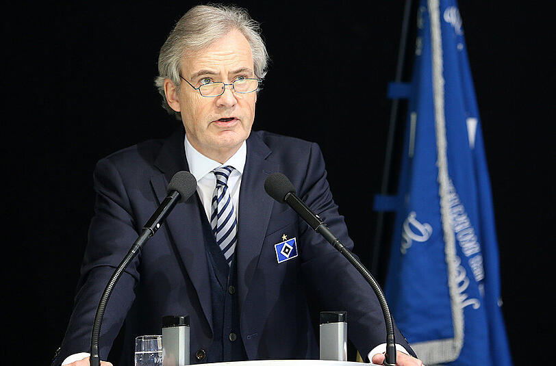 Carl-Edgar Jarchow, Vorstandvorsitzender des HSV spricht in der Imtech-Arena in Hamburg bei der außerordentlichen Mitgliederversammlung des Hamburger SV.