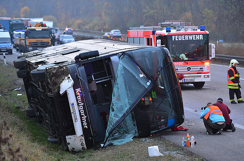 Nach dem Busunfall in Erfurt wird jetzt gegen den Fahrer ermittelt. Das Fahrzeug war wohl deutlich zu schnell unterwegs.