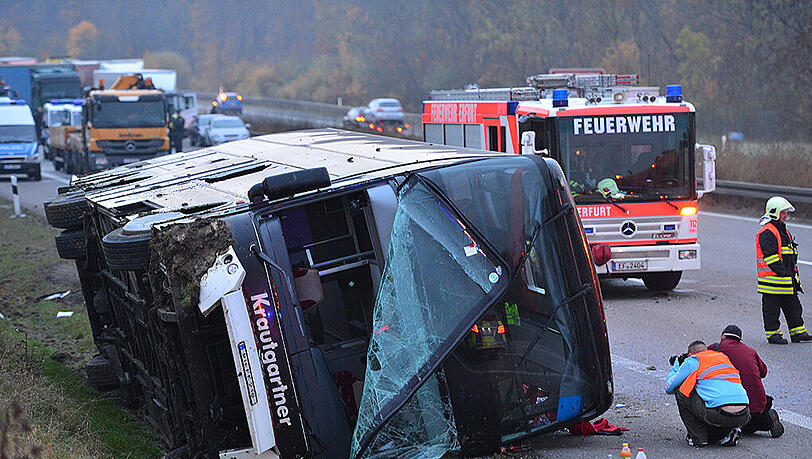 Nach dem Busunfall in Erfurt wird jetzt gegen den Fahrer ermittelt. Das Fahrzeug war wohl deutlich zu schnell unterwegs. Nach dem Busunfall in Erfurt wird jetzt gegen den Fahrer ermittelt. Das Fahrzeug war wohl deutlich zu schnell unterwegs.