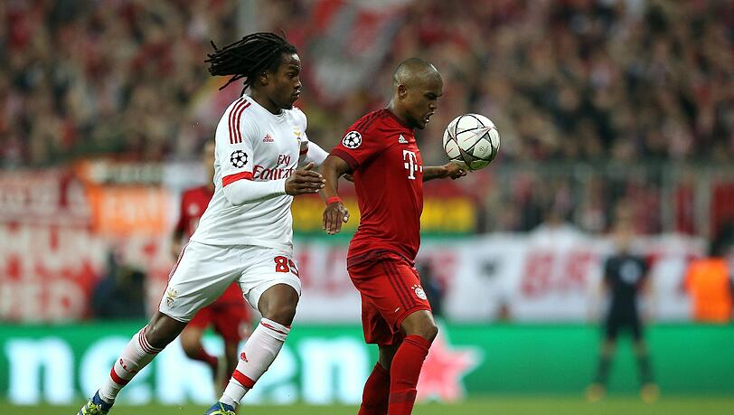 Vor einigen Wochen noch gegen die Bayern, in wenigen Wochen für die Bayern: Renato Sanches, hier im Zweikampf mit Douglas Costa. Vor einigen Wochen noch gegen die Bayern, in wenigen Wochen für die Bayern: Renato Sanches, hier im Zweikampf mit Douglas Costa.